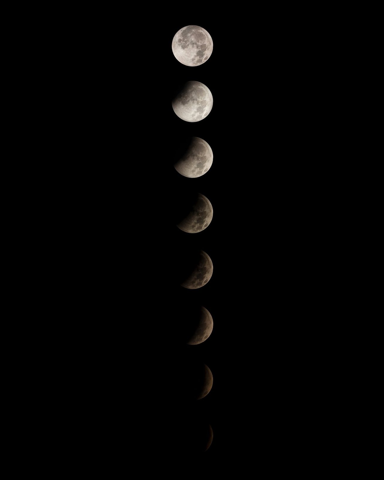 Eclissi lunare in sequenza — fotografia di Enrico Modica